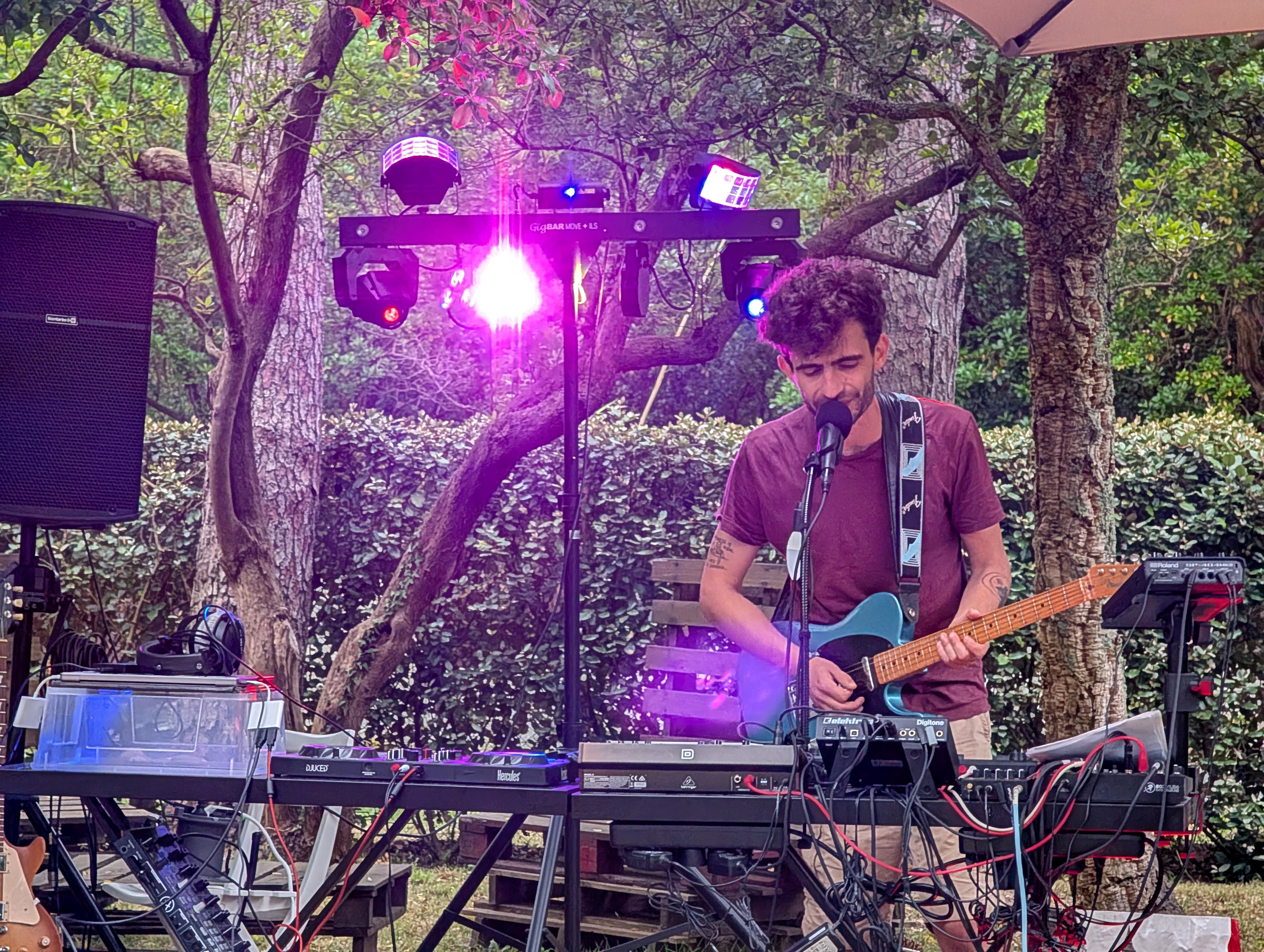 v0 · Hugo à la guitare